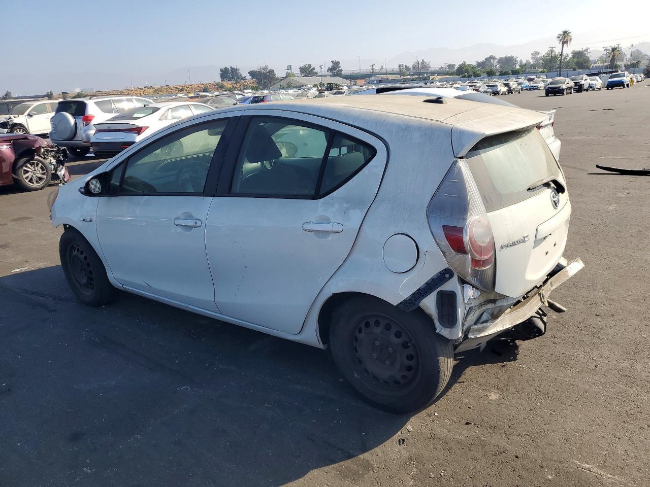 2014 Toyota Prius C Three - Фото 2