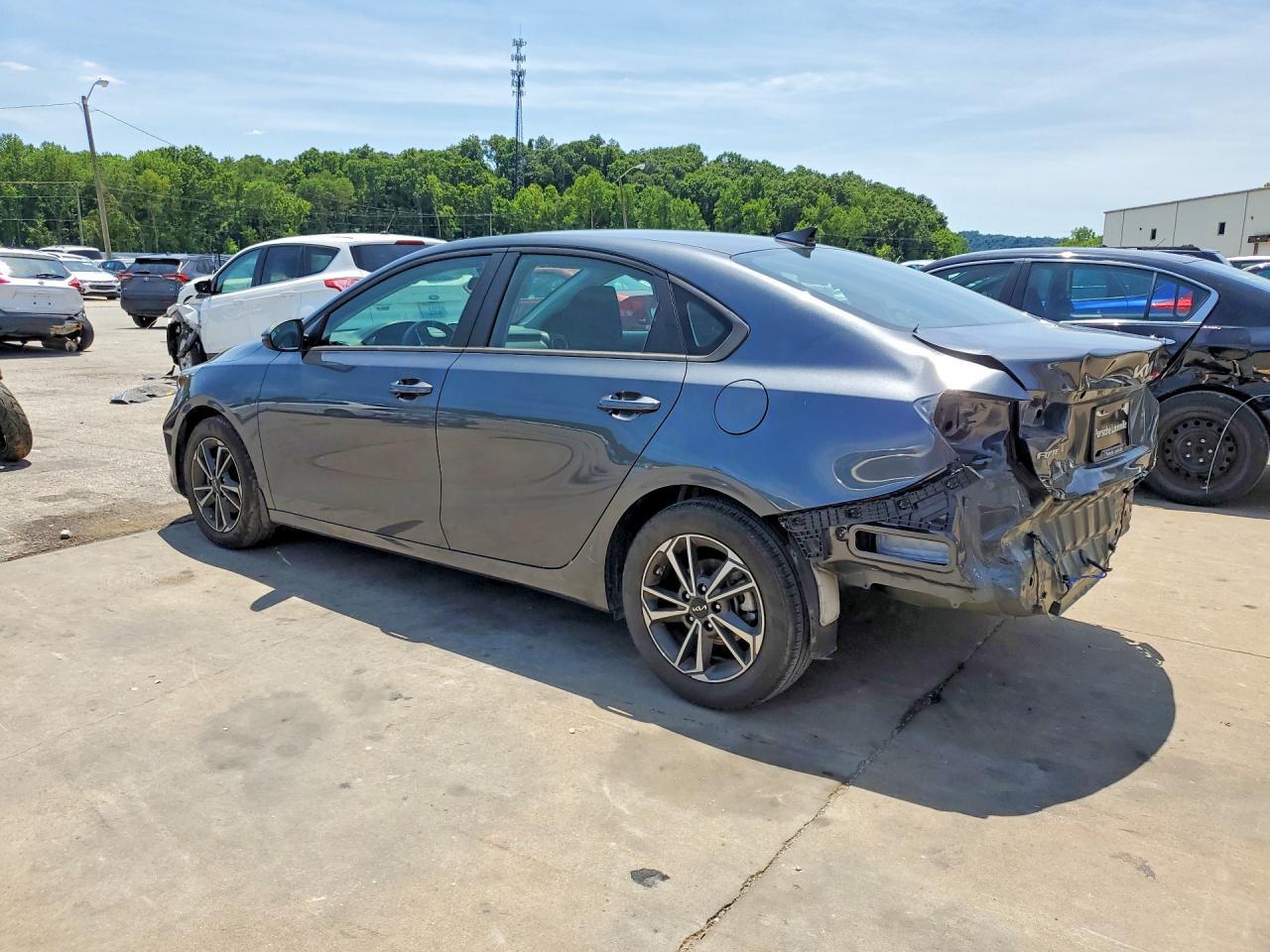 2022 Kia Forte Lxs - Image 2