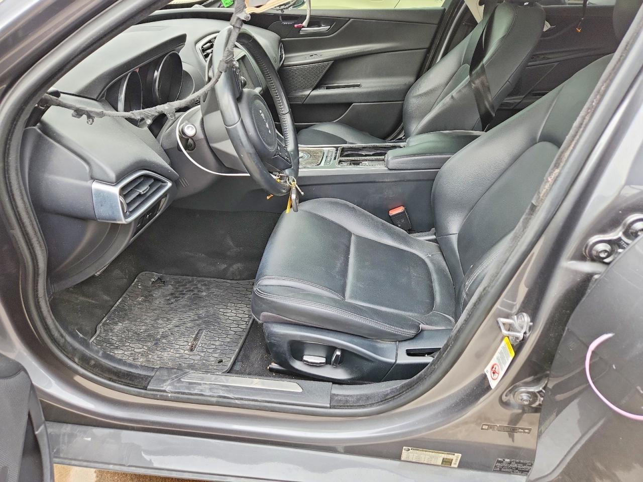 2019 Jaguar Xe Premium - Image 7