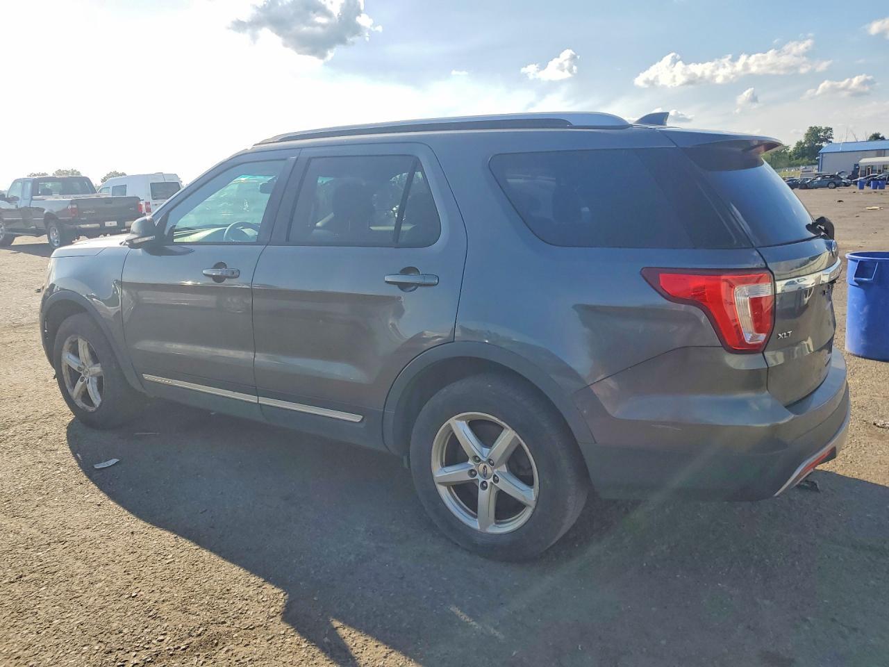2016 Ford Explorer Xlt - Фото 2