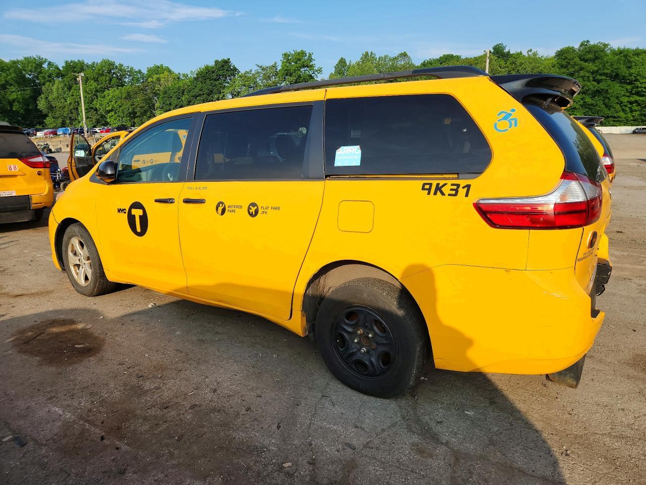 2017 Toyota Sienna Le - Фото 2