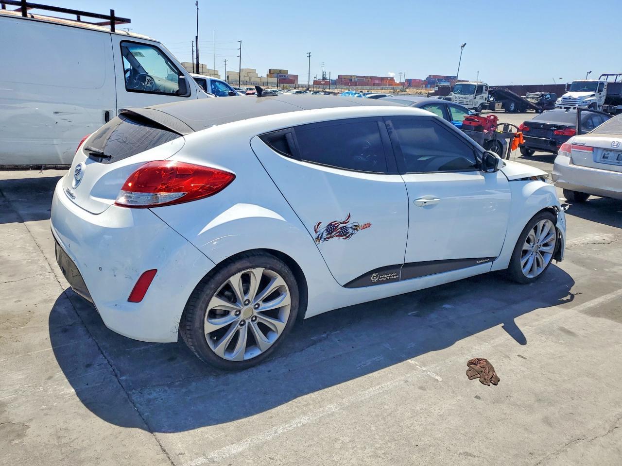 2016 Hyundai Veloster Base - Image 3