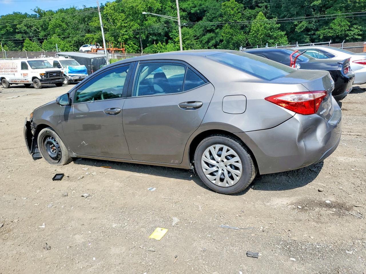 2017 Toyota Corolla Le - Фото 2