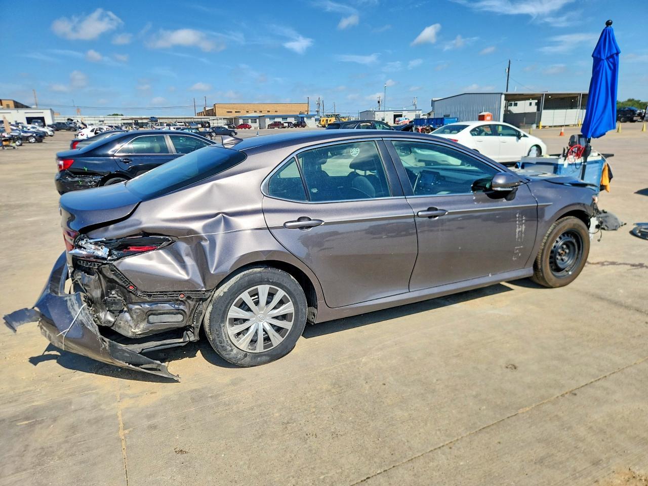 2022 Toyota Camry Le - Фото 3