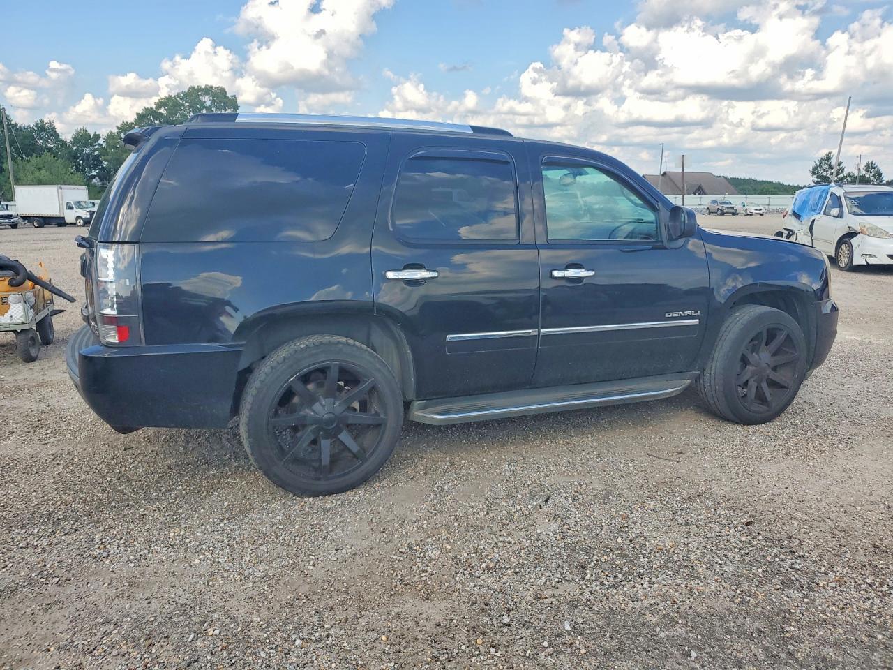 2010 GMC Yukon Denali - Image 3