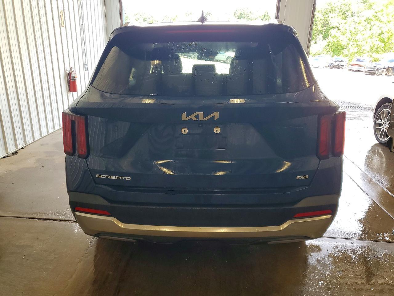 2024 Kia Sorento S - Image 6