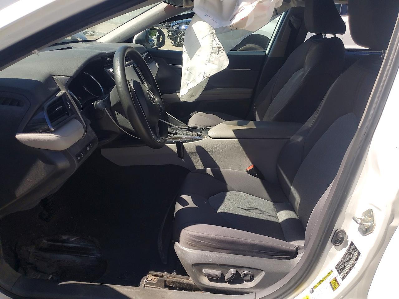 2020 Toyota Camry Le - Фото 7