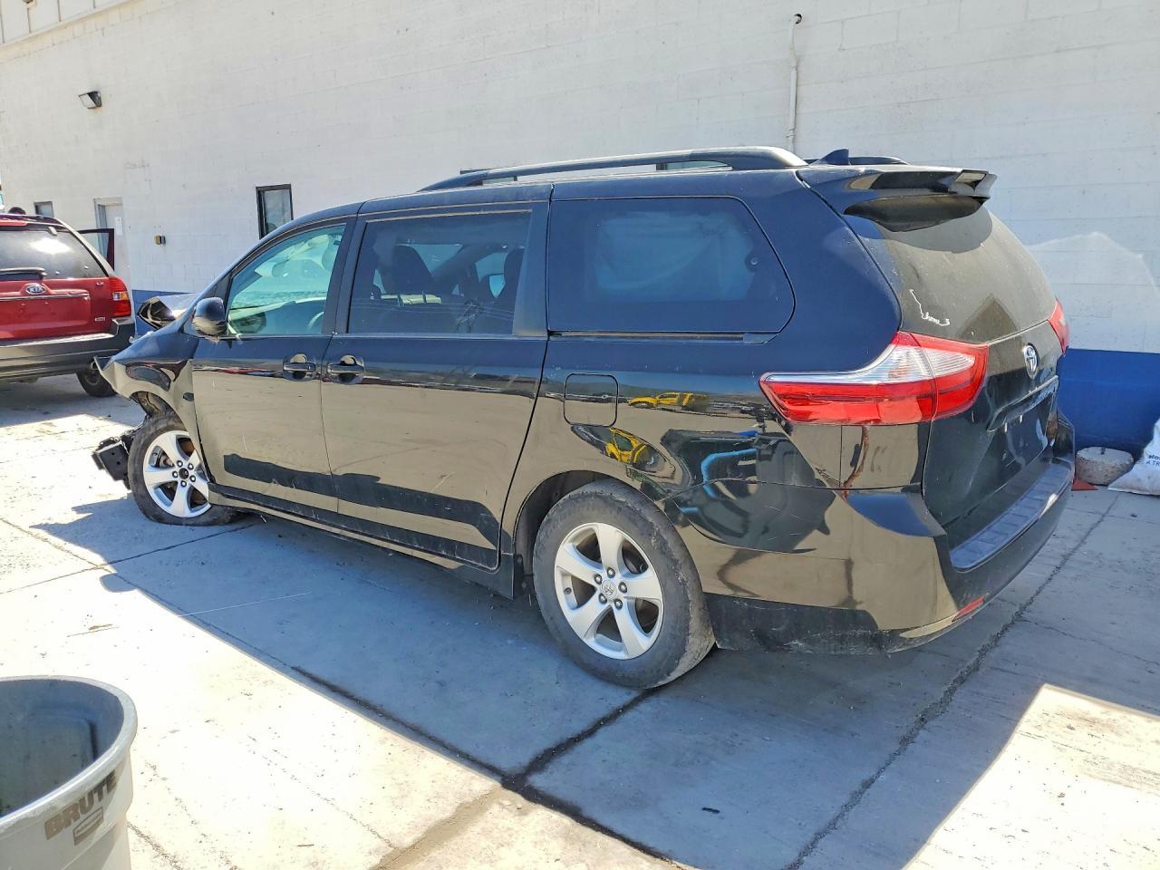 2018 Toyota Sienna Le - Image 2