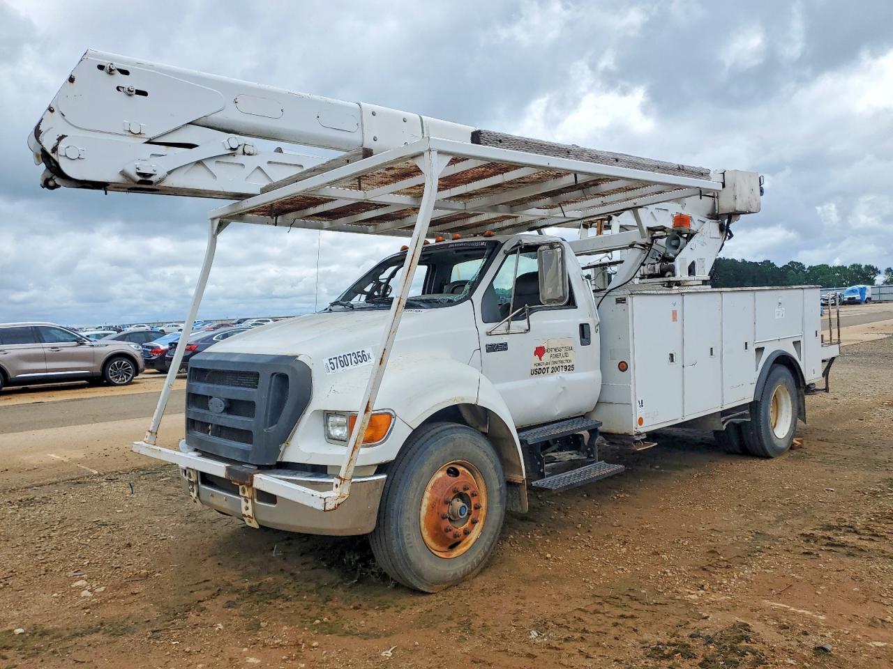 2007 Ford F750 Super Duty Bucket Truck - Image 2