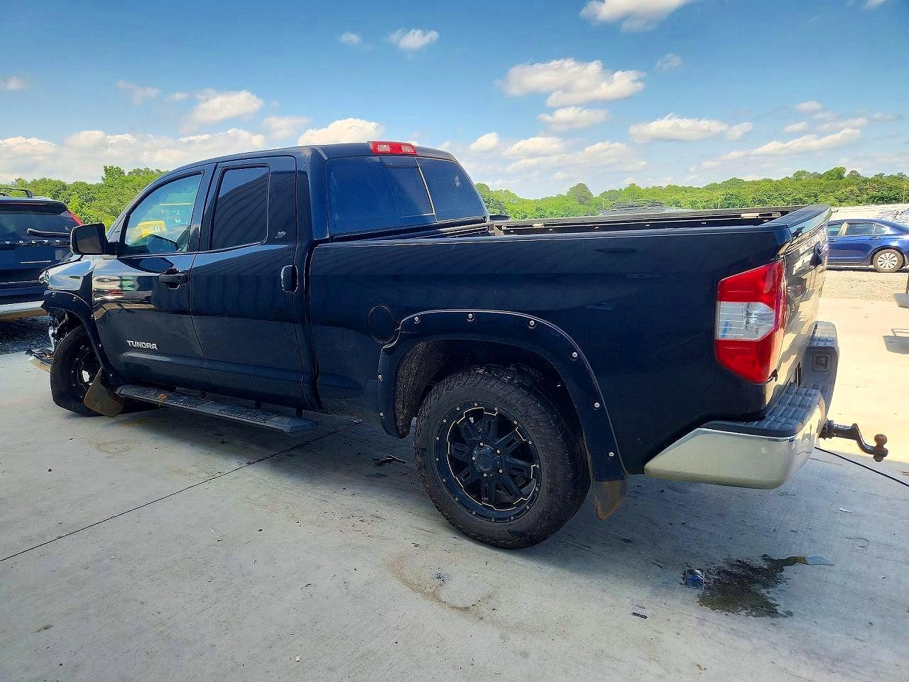 2017 Toyota Tundra Sr5 - Image 2
