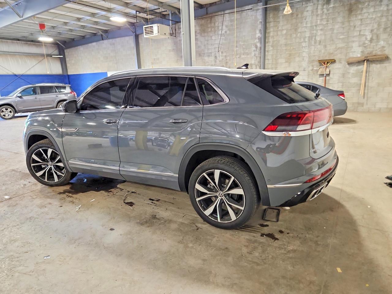 2026 Volkswagen Atlas Cross Sport Sel Premium R-Line - Image 2