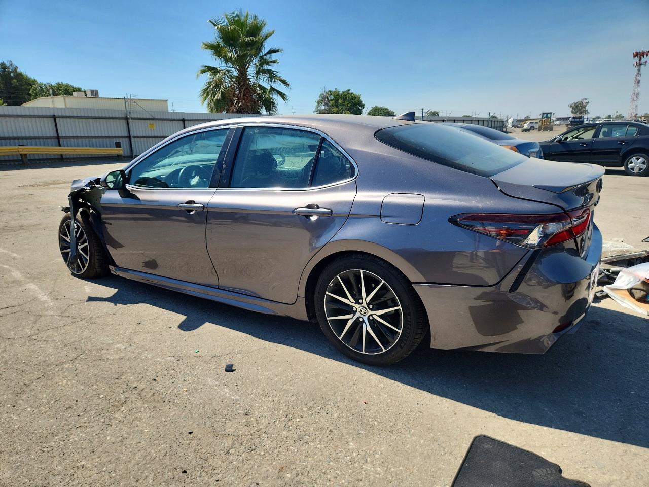 2022 Toyota Camry Se - Фото 2