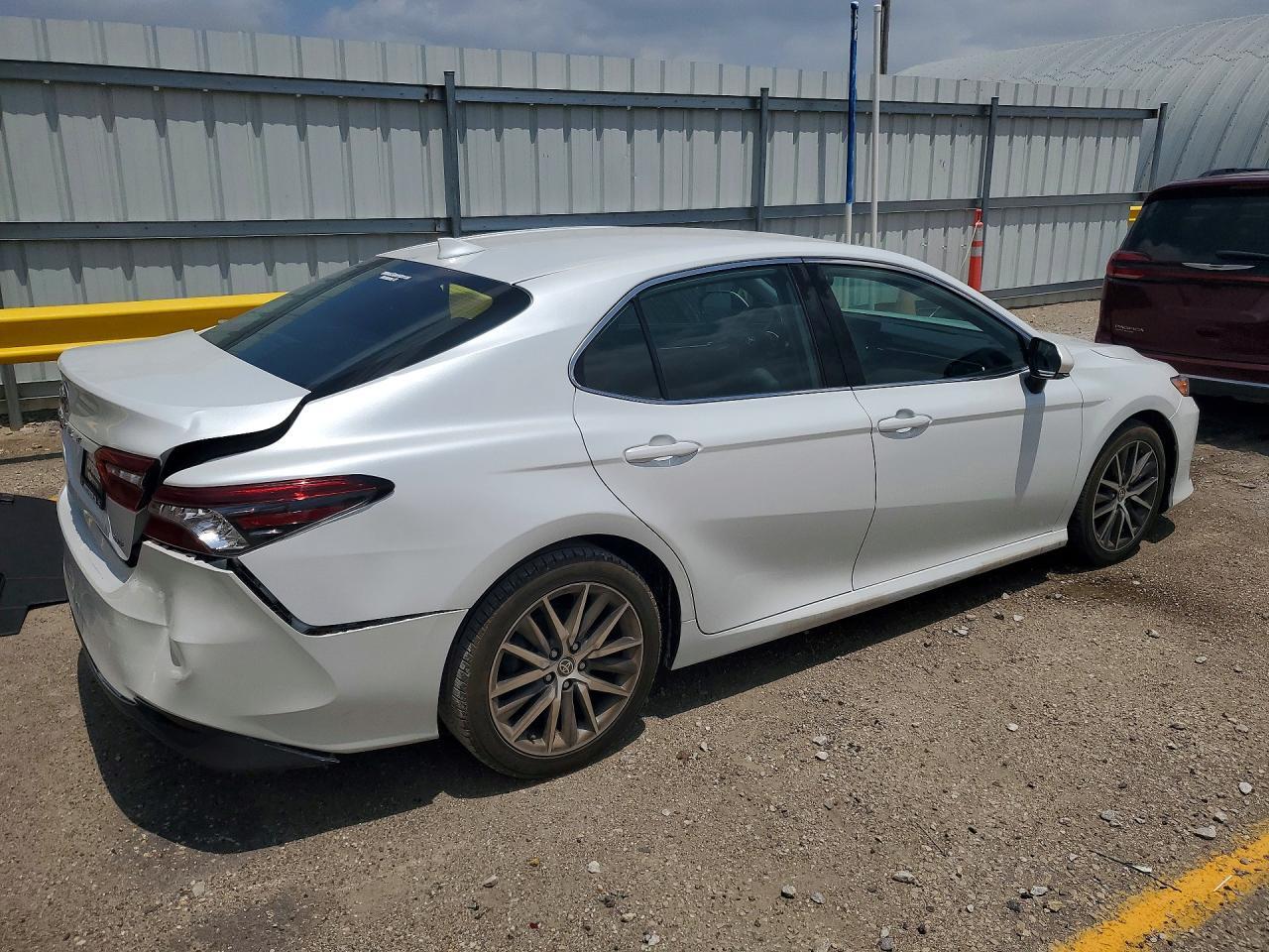 2021 Toyota Camry Xle - Фото 3