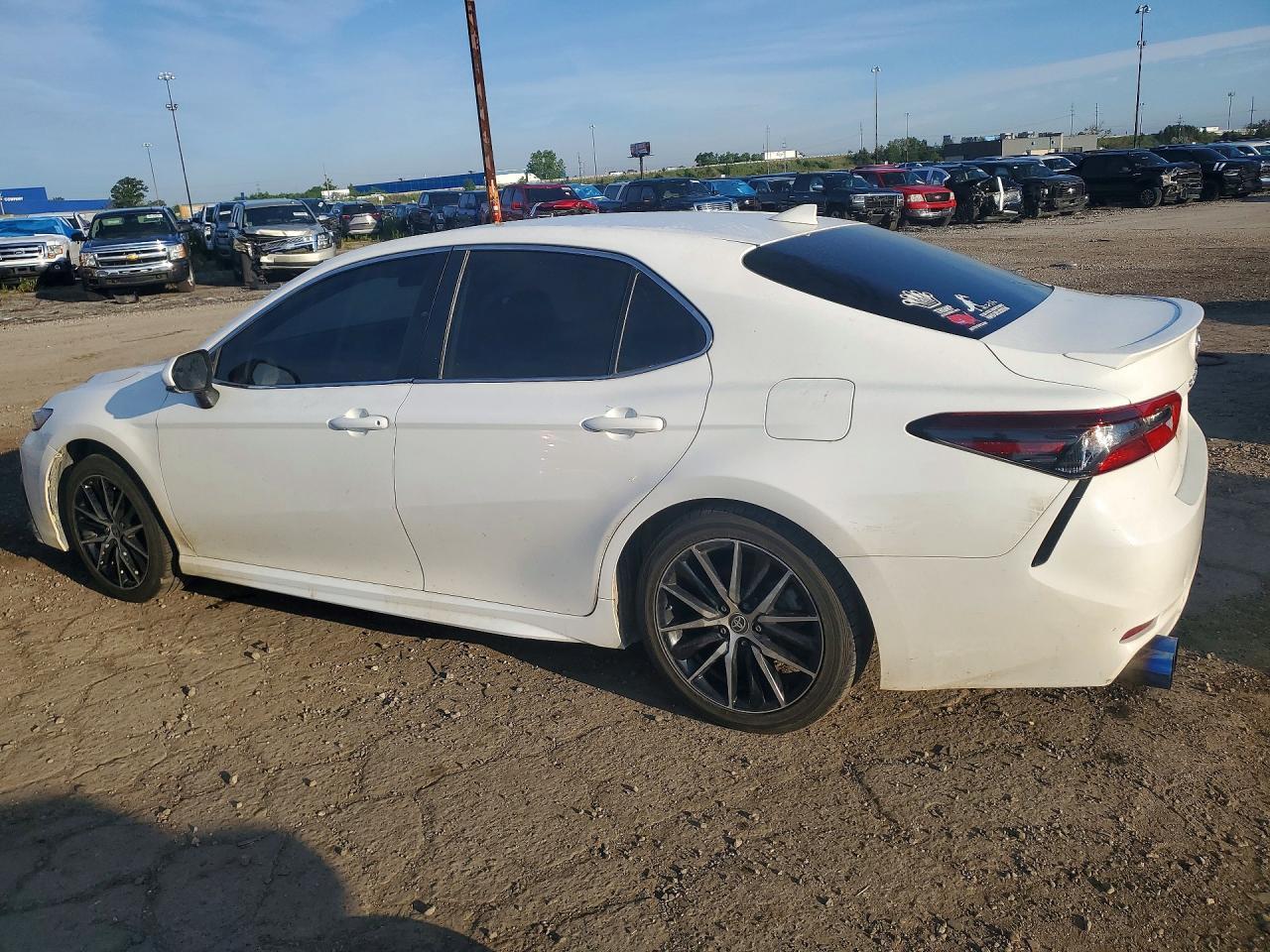 2021 Toyota Camry Se - Фото 2