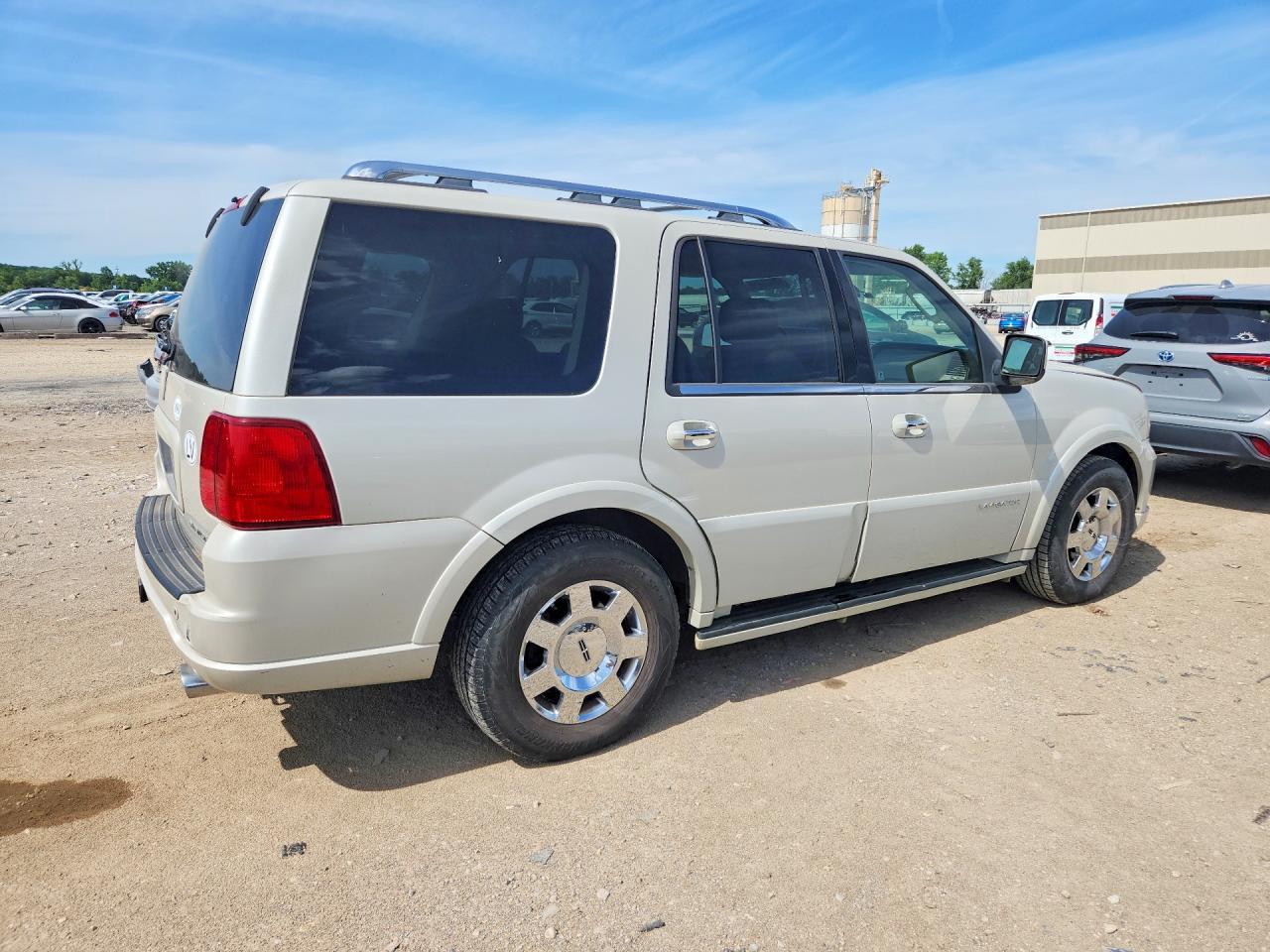 2005 Lincoln Navigator - Image 3
