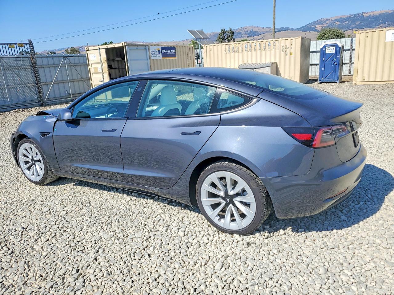 2023 Tesla Model 3 - Фото 2
