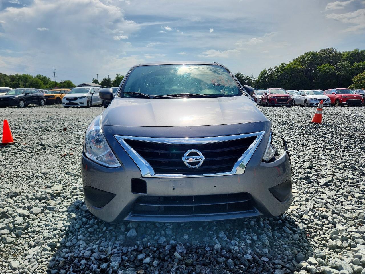 2018 Nissan Versa Sv - Image 5