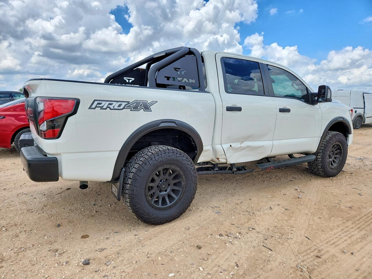 2024 Nissan Titan Pro-4X - Фото 3