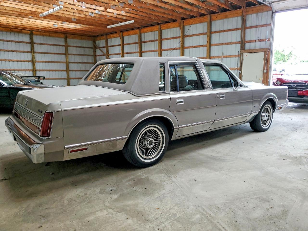 1989 Lincoln Town Car Executive L - Image 3