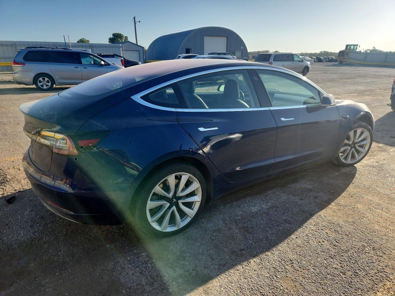 2018 Tesla Model 3 - Фото 3