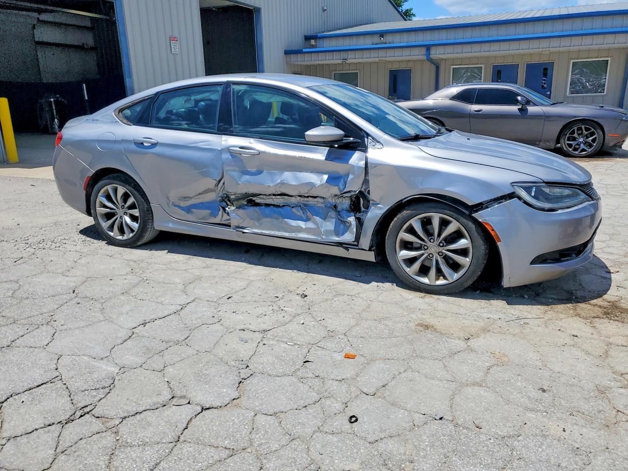 2015 Chrysler 200 S - Image 4