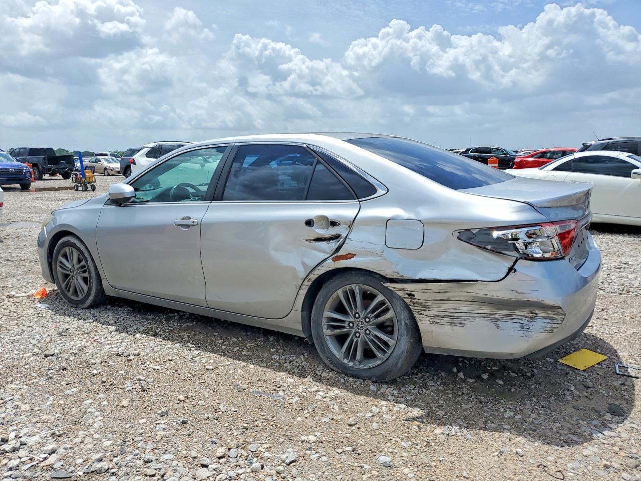 2016 Toyota Camry Se - Фото 2