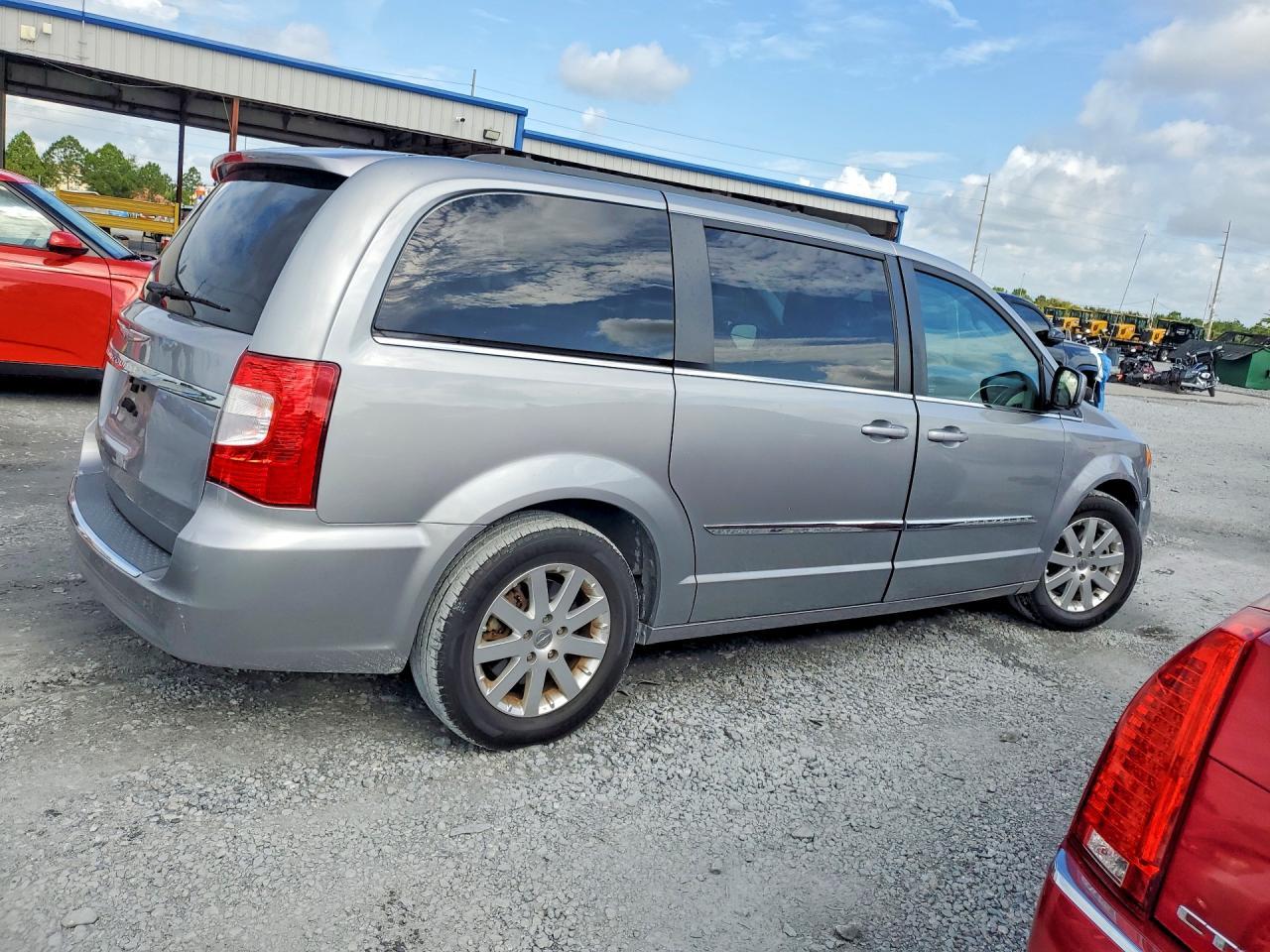 2015 Chrysler Town & Country Touring - Image 3
