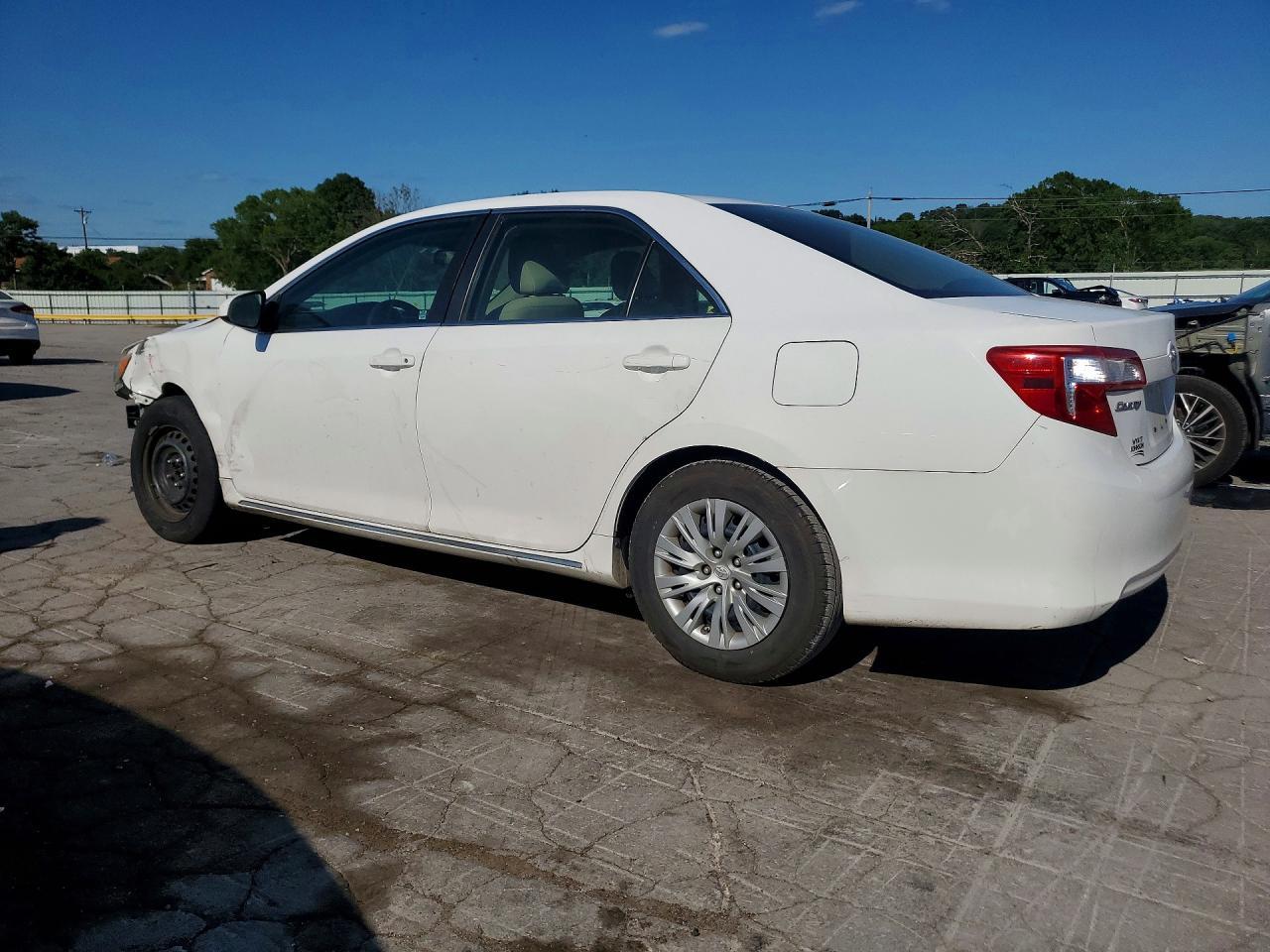 2013 Toyota Camry Le - Фото 2