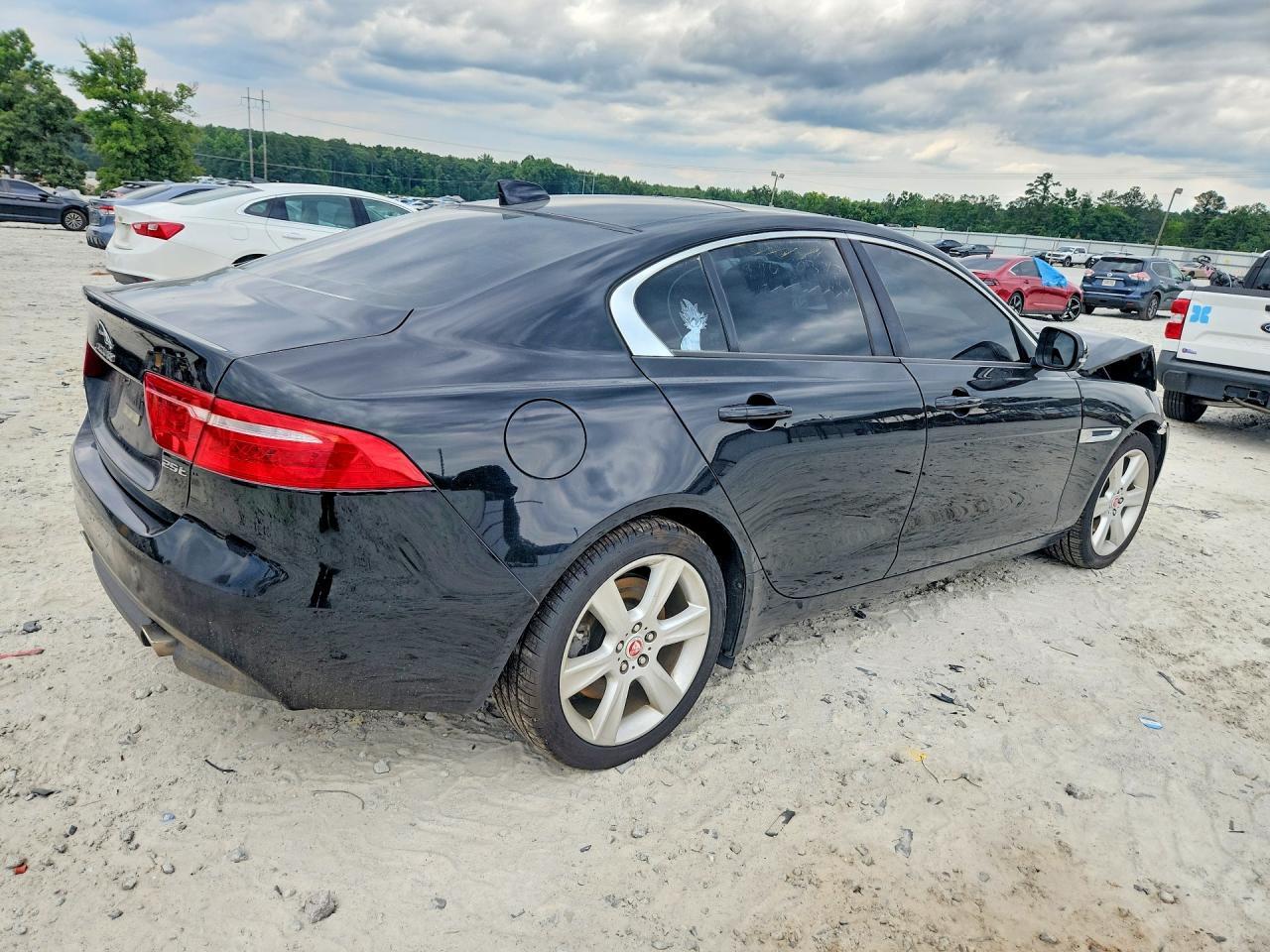 2017 Jaguar Xe Premium - Фото 3