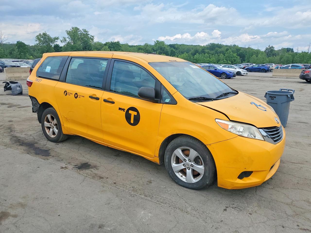 2017 Toyota Sienna L 7-Passenger - Image 4