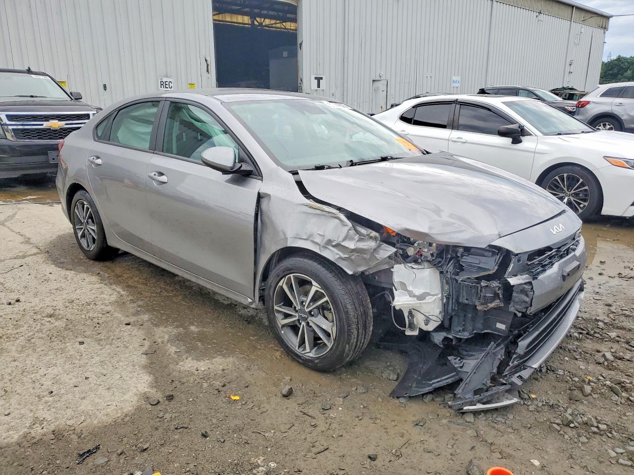 2023 Kia Forte Lxs - Image 4