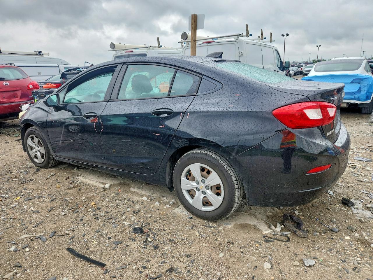2017 Chevrolet Cruze Ls - Фото 2