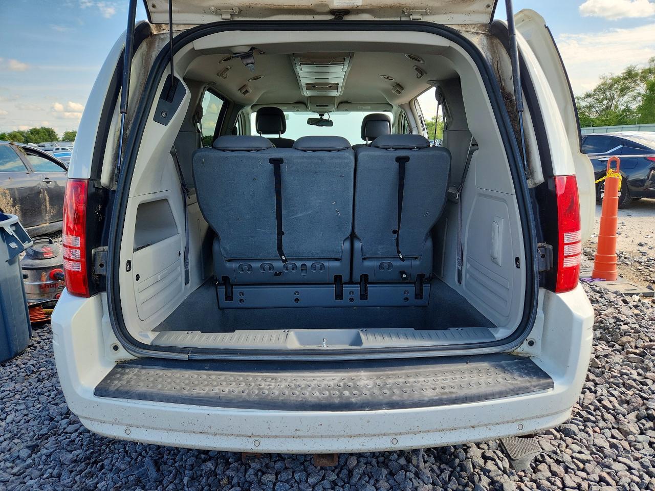 2010 Chrysler Town & Country Touring - Фото 6