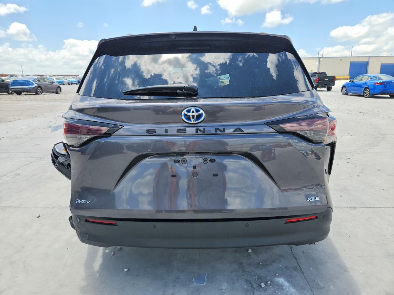 2025 Toyota Sienna Xle 8-Passenger - Фото 6