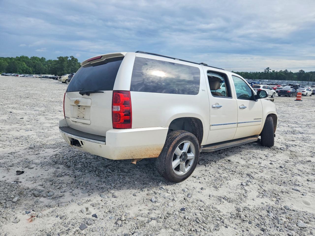 2013 Chevrolet Suburban C1500 Ltz - Image 3