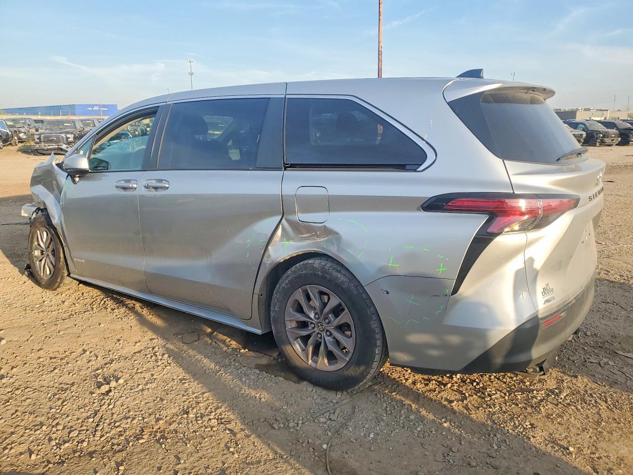 2021 Toyota Sienna Le - Фото 2