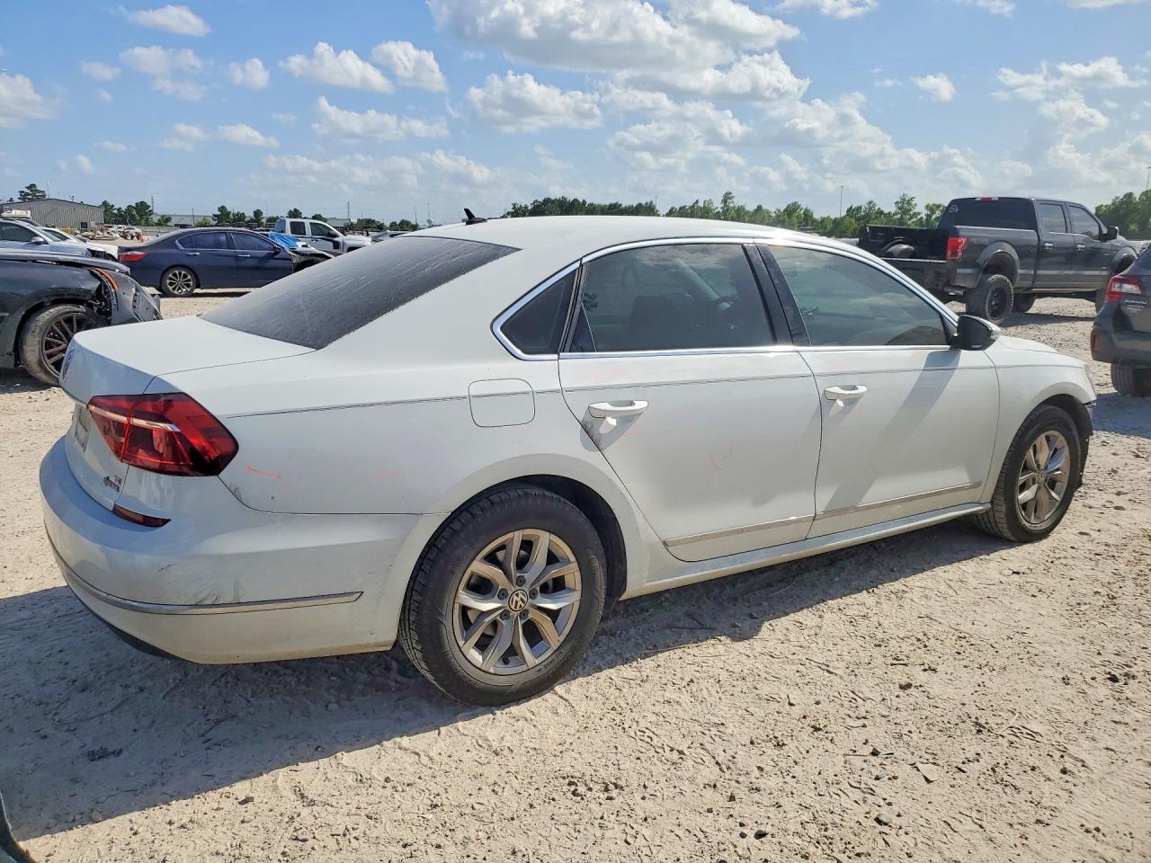 2017 Volkswagen Passat S - Фото 3