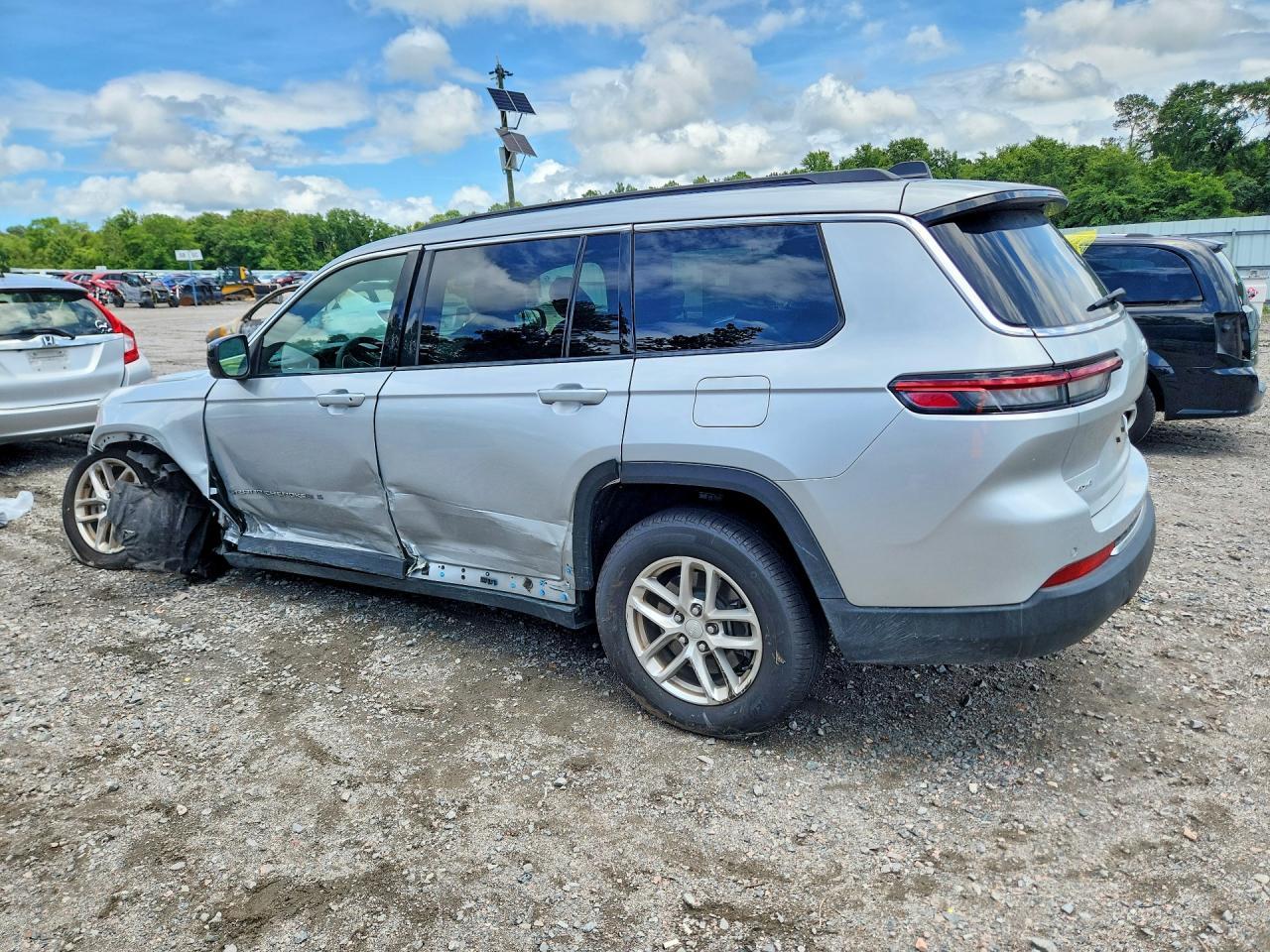 2025 Jeep Grand Cherokee L Laredo - Image 2