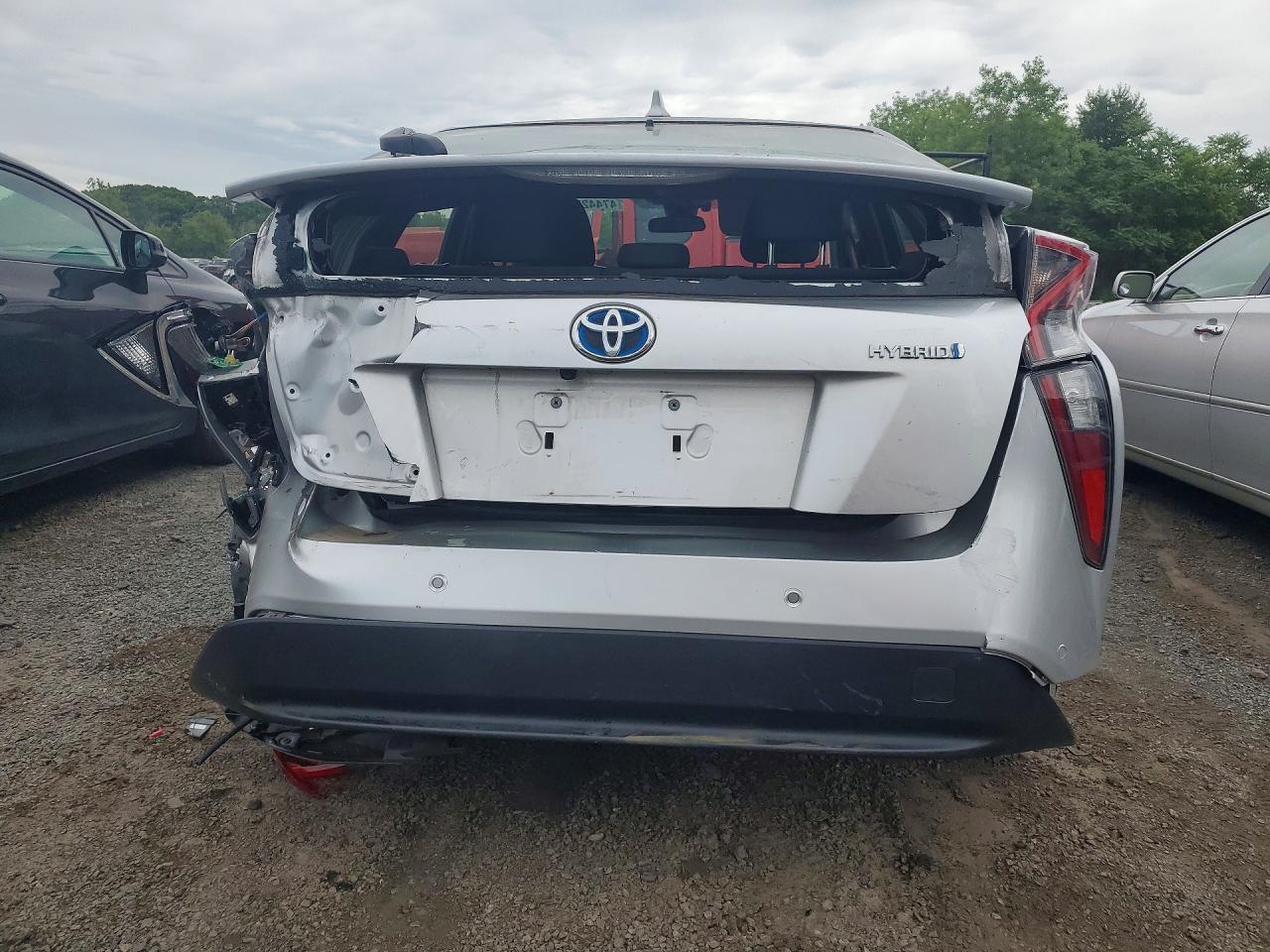 2018 Toyota Prius Three - Image 6