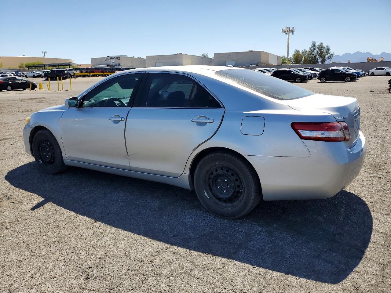 2010 Toyota Camry Le - Фото 2