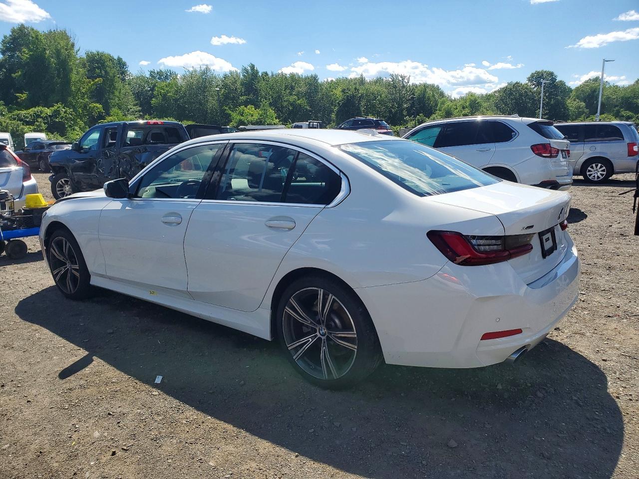 2024 BMW 330Xi - Фото 2