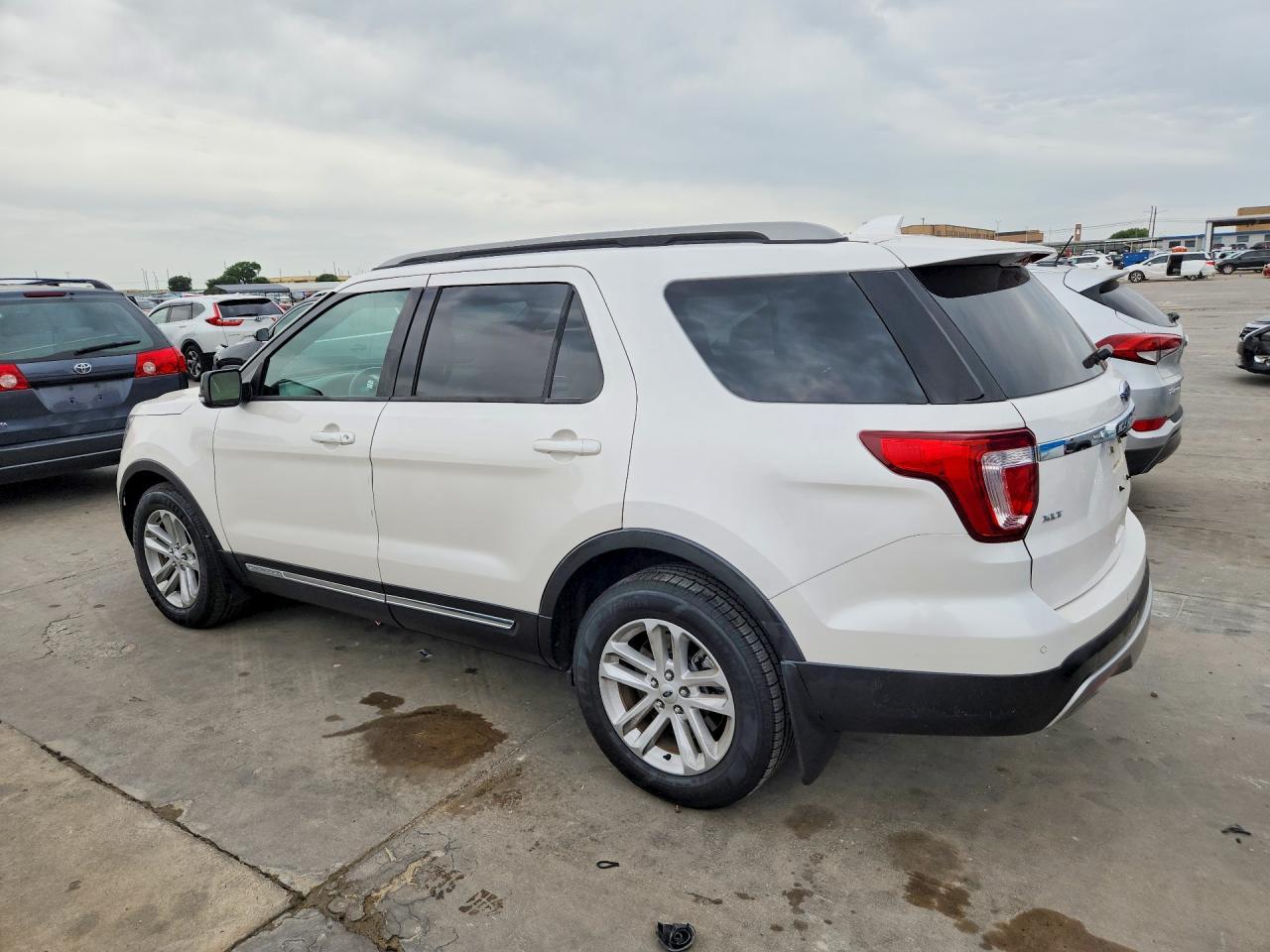 2017 Ford Explorer Xlt - Фото 2