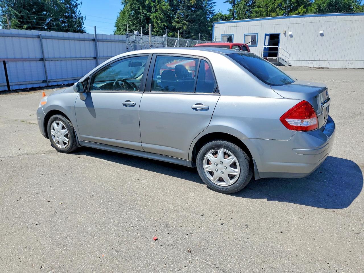 2011 Nissan Versa 1.8 S - Фото 2