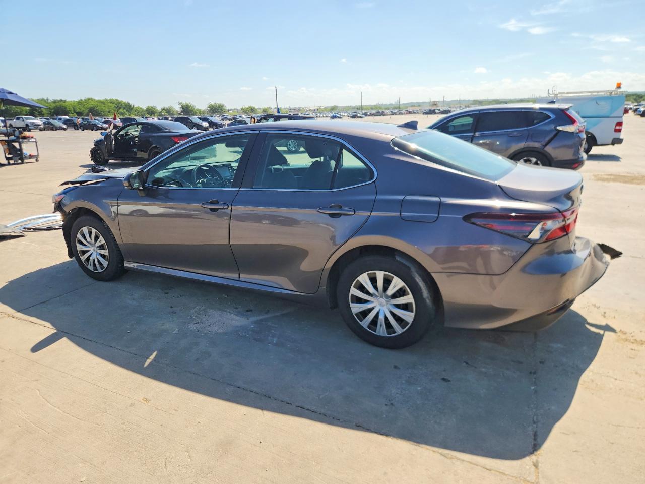 2022 Toyota Camry Le - Фото 2