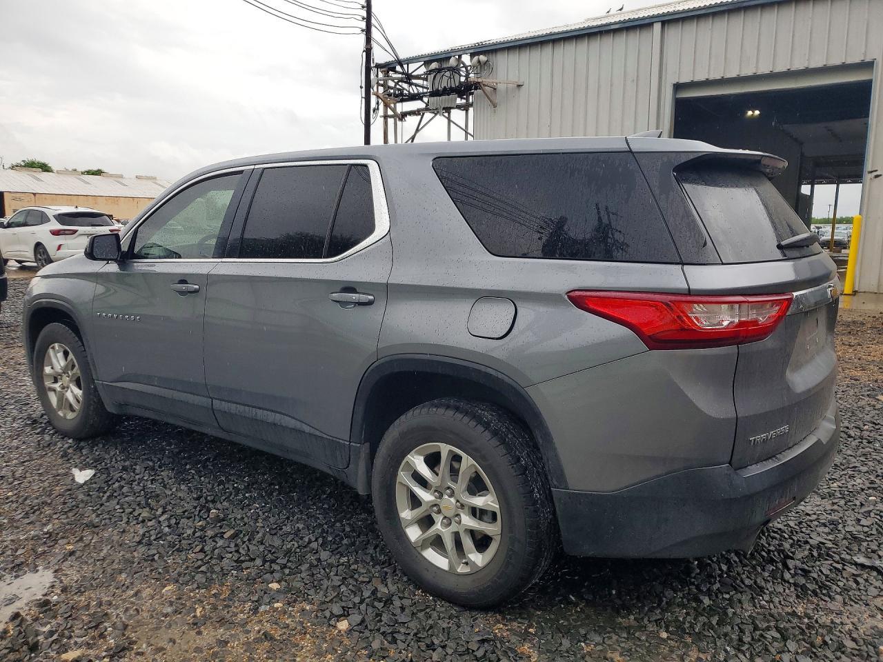 2019 Chevrolet Traverse Ls - Фото 2