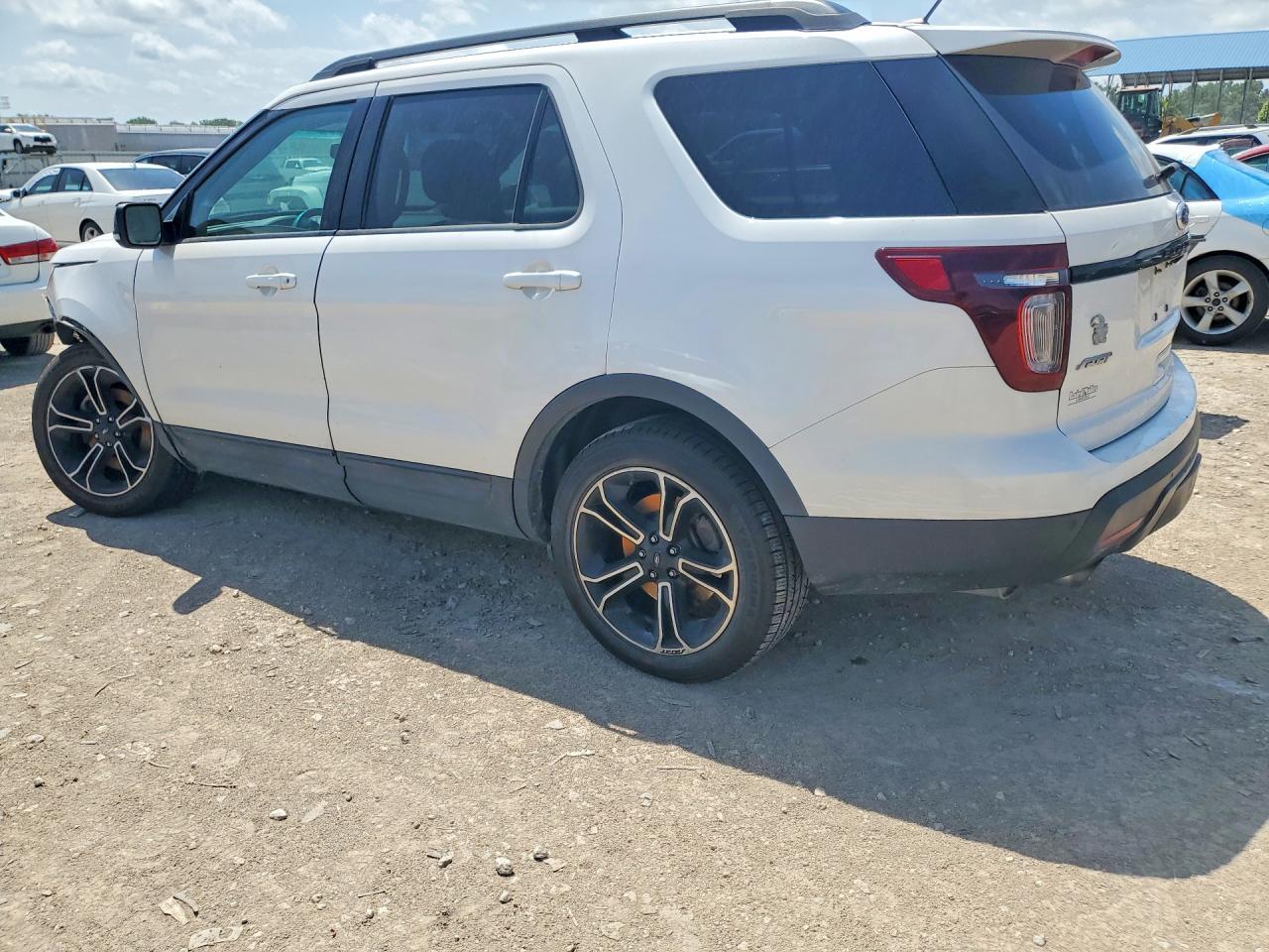 2015 Ford Explorer Sport - Image 2