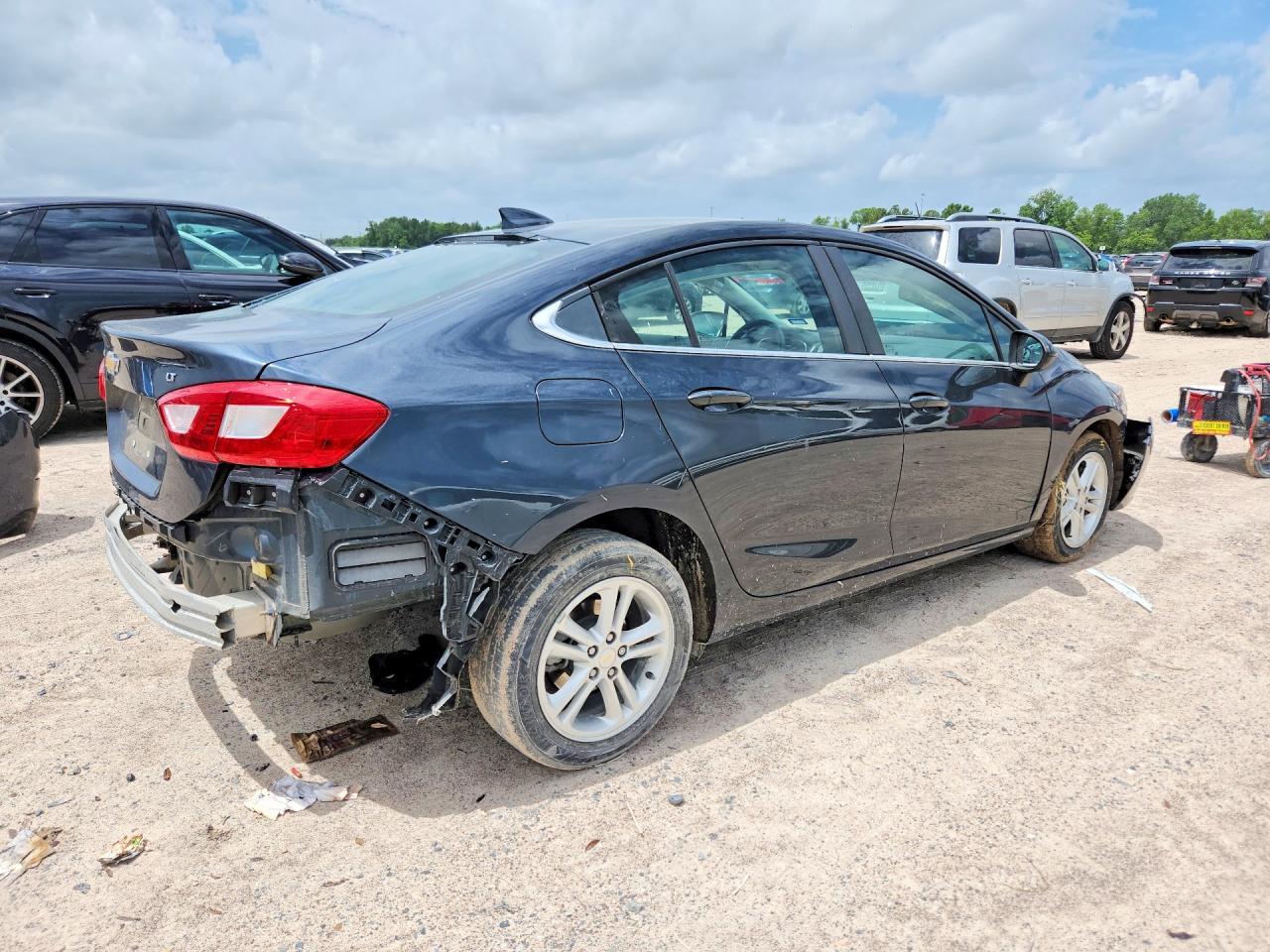 2017 Chevrolet Cruze Lt - Image 3