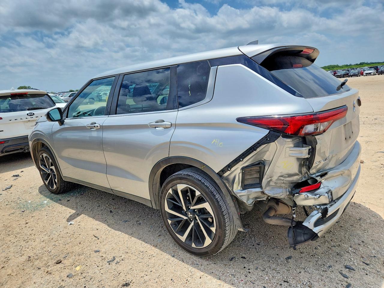 2022 Mitsubishi Outlander Se - Image 2