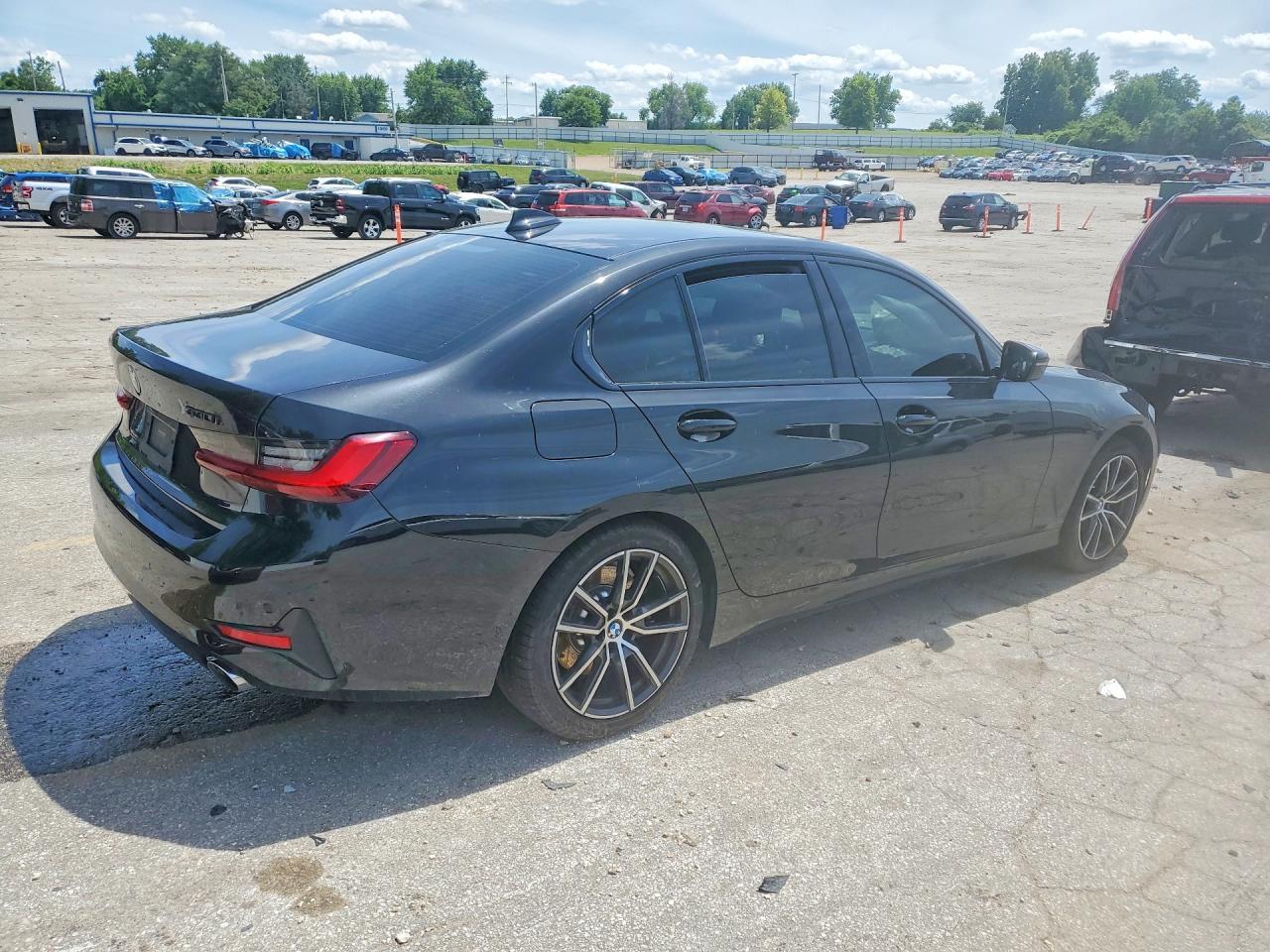 2022 BMW 330I - Фото 3