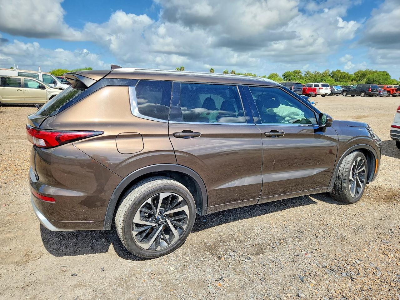 2023 Mitsubishi Outlander Sel - Фото 3